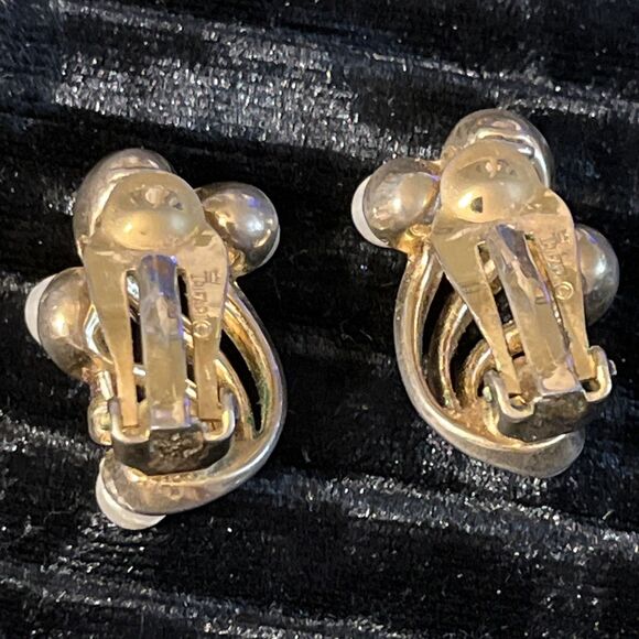 Vintage 1950’s Crown Trifari Goldtone Faux Pearl Flower Wings Clip On Earrings - Picture 7 of 9
